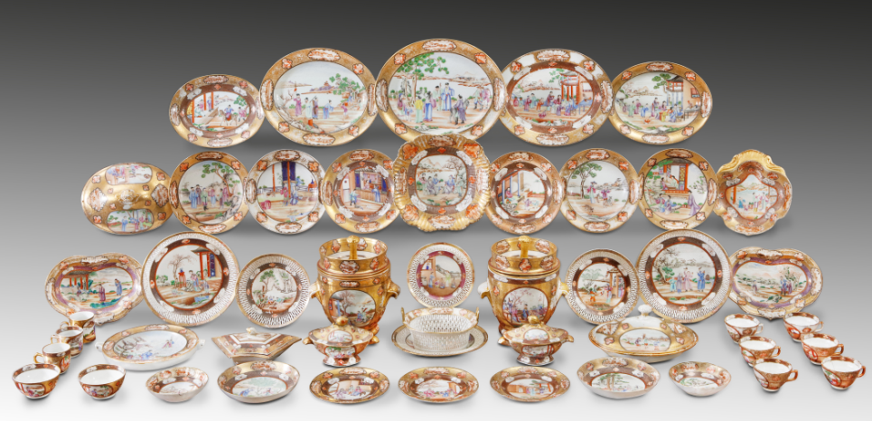 “外銷(xiāo)瓷”是指我國(guó)生產(chǎn)的，專(zhuān)門(mén)銷(xiāo)往國(guó)外的瓷器，清代“一口通商”時(shí)期，中國(guó)瓷器遠(yuǎn)銷(xiāo)歐美，對(duì)歐美人民生活影響深遠(yuǎn)。這一時(shí)期輸出的瓷器種類(lèi)眾多，有粉彩、廣彩、青花、五彩等，器物造型及紋飾圖案既保留了中國(guó)制瓷藝術(shù)的傳統(tǒng)特征，又汲取了歐美的藝術(shù)精華，從而燒制出了大量精美的瓷器。圖為清乾隆廣彩“洛克菲勒”餐具，這是一套洛克菲勒餐具，由盤(pán)、碟、碗、杯、冰壺、蓋盅等組成。（來(lái)源：廣州十三行博物館）