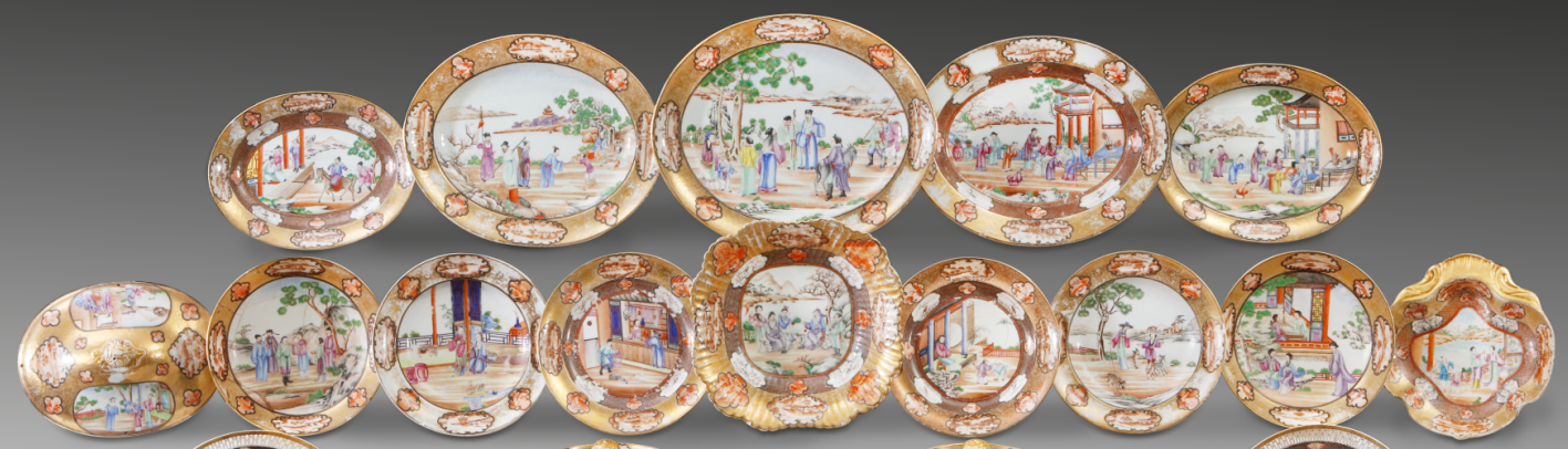 圖為清乾隆廣彩“洛克菲勒”餐具細(xì)節(jié)圖，美國(guó)洛克菲勒家族曾大量購(gòu)藏該類(lèi)廣彩瓷，因此收藏界將此種紋飾風(fēng)格的廣彩瓷稱之為洛克菲勒瓷。（來(lái)源：廣州十三行博物館）