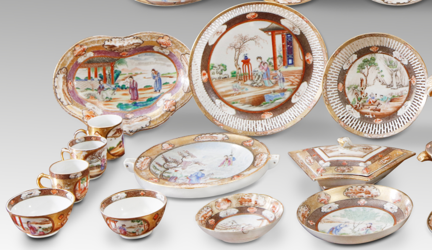 圖為清乾隆廣彩“洛克菲勒”餐具細(xì)節(jié)圖，該類(lèi)廣彩瓷邊飾多用茄色織鯊魚(yú)皮錦地，間繪花鳥(niǎo)紋，主題圖案多為庭院人物紋。（來(lái)源：廣州十三行博物館）