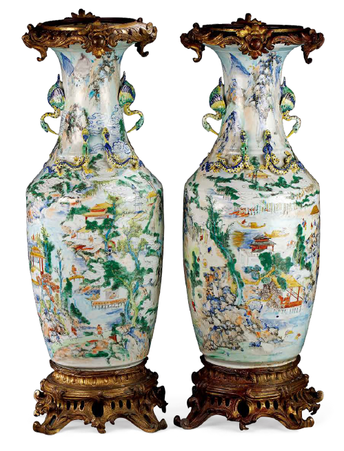 “外銷瓷”是指我國生產(chǎn)的，專門銷往國外的瓷器，清代“一口通商”時期，中國瓷器遠銷歐美，對歐美人民生活影響深遠。這一時期輸出的瓷器種類眾多，有粉彩、廣彩、青花、五彩等，器物造型及紋飾圖案既保留了中國制瓷藝術的傳統(tǒng)特征，又汲取了歐美的藝術精華，從而燒制出了大量精美的瓷器。圖為清同治廣彩風景人物紋雙鶴耳鑲銅配件大瓶（一對）。（來源：廣州十三行博物館）