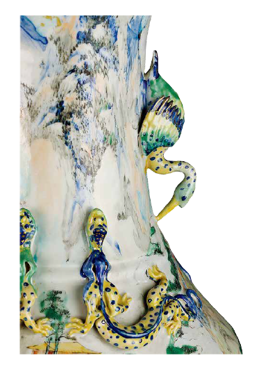 圖為清同治廣彩風景人物紋雙鶴耳鑲銅配件大瓶細節(jié)圖，頸部兩側各置一鶴耳，肩處對稱置兩對蟠螭，瓶身彩繪通景山水風景人物圖，瓶口處繪高山白云，肩部繪山川樓閣，腹部繪亭臺人物松石圖。（來源：廣州十三行博物館）