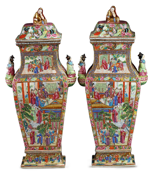 圖為清道光廣彩開光花蝶人物紋雙人耳方口扁瓶（一對）。（來源：廣州十三行博物館）