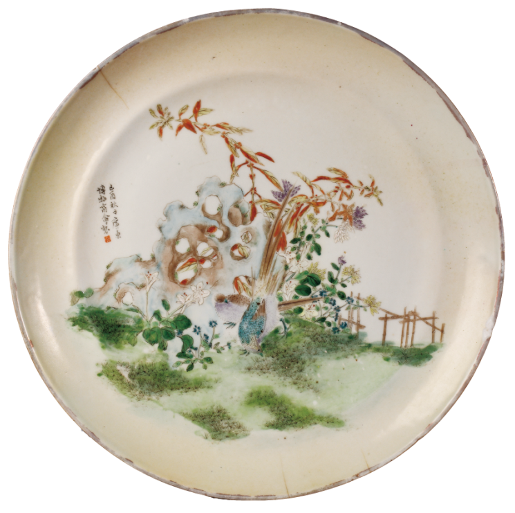 “外銷瓷”是指我國(guó)生產(chǎn)的，專門銷往國(guó)外的瓷器，清代“一口通商”時(shí)期，中國(guó)瓷器遠(yuǎn)銷歐美，對(duì)歐美人民生活影響深遠(yuǎn)。這一時(shí)期輸出的瓷器種類眾多，有粉彩、廣彩、青花、五彩等，器物造型及紋飾圖案既保留了中國(guó)制瓷藝術(shù)的傳統(tǒng)特征，又汲取了歐美的藝術(shù)精華，從而燒制出了大量精美的瓷器。圖為1909年廣彩“廣東博物商會(huì)”石景紋碟。（來(lái)源：廣州十三行博物館）