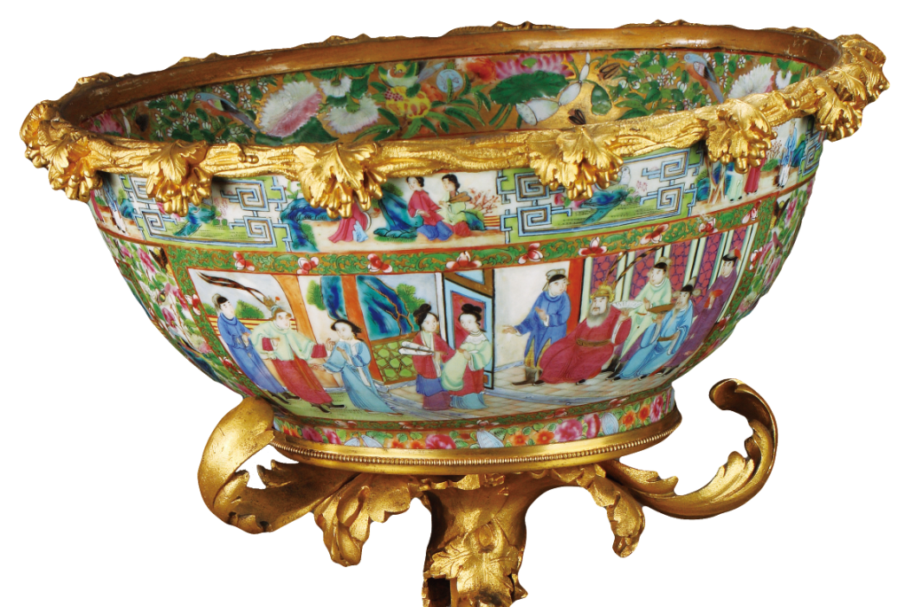 圖為清道光廣彩描金花鳥人物紋鑲天使銅座大碗細(xì)節(jié)圖，內(nèi)口沿以花鳥瓜果紋作裝飾帶，內(nèi)壁及碗底皆繪人物故事圖。外口沿繪庭院人物圖及開窗花鳥紋。外壁開兩大窗繪人物故事圖，圈足飾花卉紋一周。（來(lái)源：廣州十三行博物館）