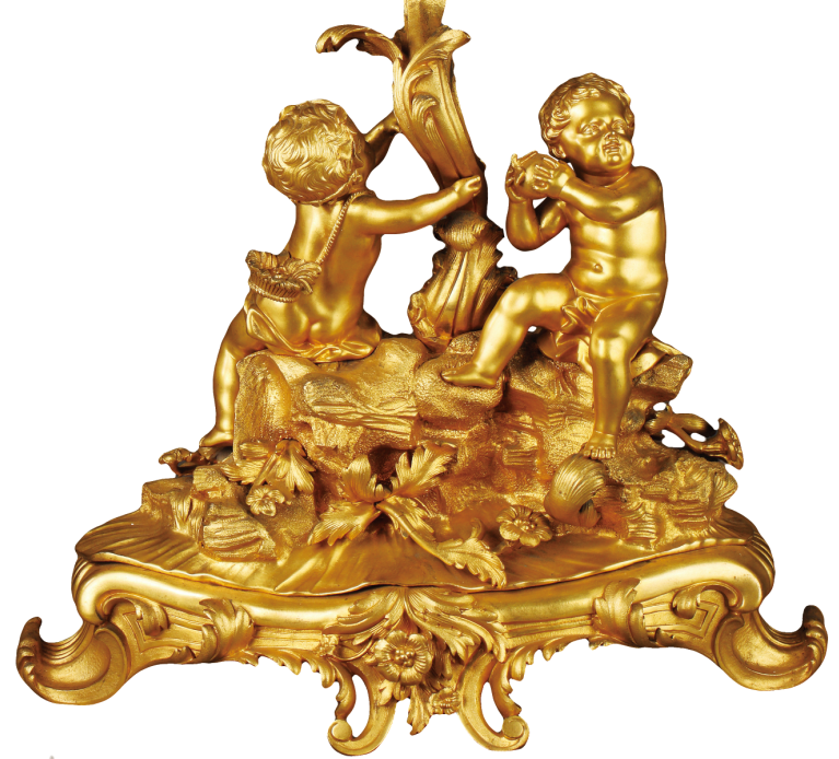 圖為清道光廣彩描金花鳥人物紋鑲天使銅座大碗細(xì)節(jié)圖，鑲銅鎏金天使造型底座，沿飾葉形銅鎏金花紋，金碧耀眼，華美無(wú)比。當(dāng)時(shí)許多廣彩瓷器出口外國(guó)后，歐洲工匠對(duì)其進(jìn)行重新裝飾改造，使之成為中西合璧的藝術(shù)品。（來(lái)源：廣州十三行博物館）