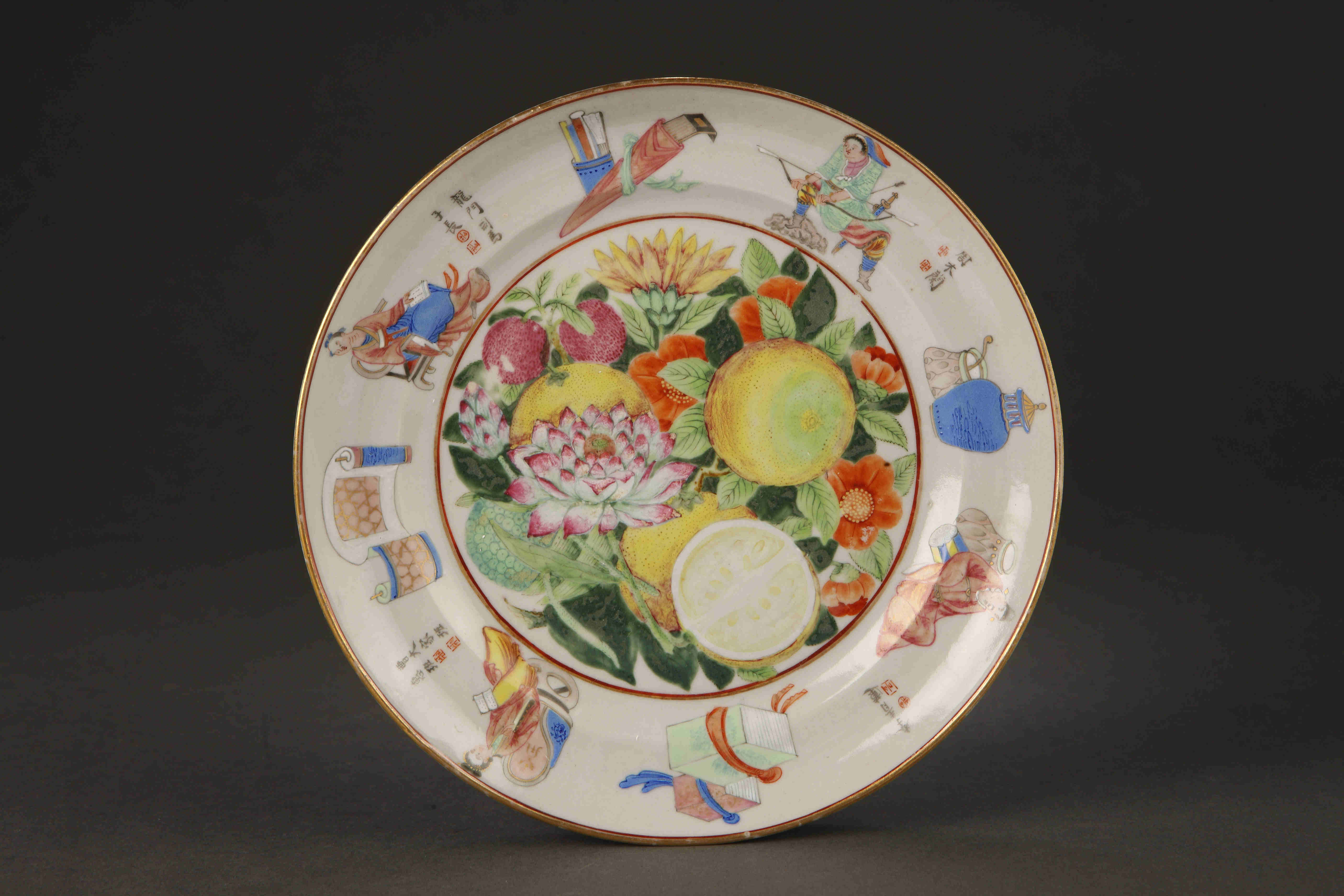 “外銷(xiāo)瓷”是指我國(guó)生產(chǎn)的，專(zhuān)門(mén)銷(xiāo)往國(guó)外的瓷器，清代“一口通商”時(shí)期，中國(guó)瓷器遠(yuǎn)銷(xiāo)歐美，對(duì)歐美人民生活影響深遠(yuǎn)。這一時(shí)期輸出的瓷器種類(lèi)眾多，有粉彩、廣彩、青花、五彩等，器物造型及紋飾圖案既保留了中國(guó)制瓷藝術(shù)的傳統(tǒng)特征，又汲取了歐美的藝術(shù)精華，從而燒制出了大量精美的瓷器。圖為清道光廣彩描金《無(wú)雙譜》花果紋碟。（來(lái)源：廣州十三行博物館）