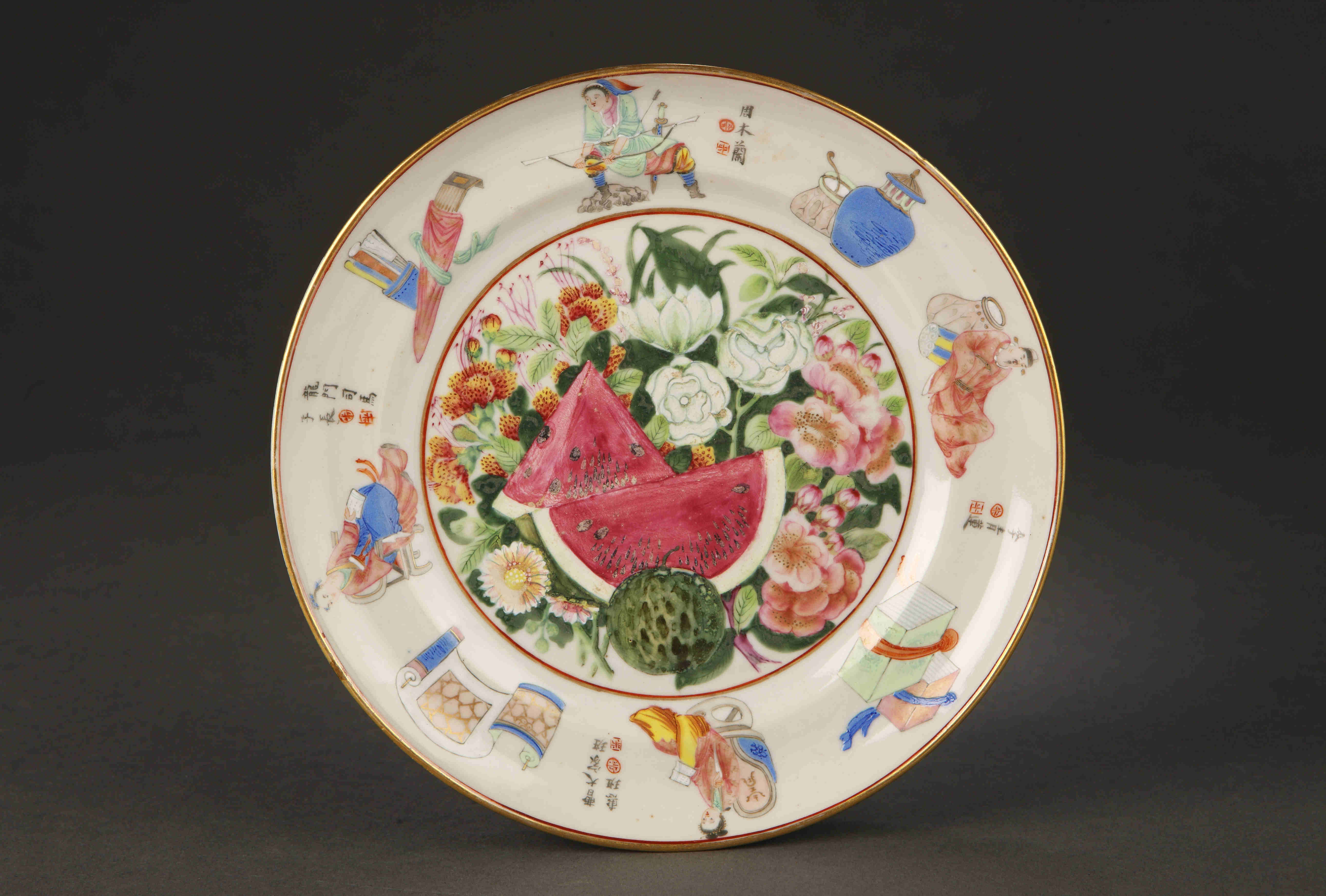 圖為清道光廣彩描金《無(wú)雙譜》花果紋碟。這是一套《無(wú)雙譜》碟，共12件，邊飾相同，皆繪《無(wú)雙譜》紋。碟心繪嶺南佳果圖，有荔枝、菠蘿、香蕉、楊桃等，描繪寫(xiě)實(shí)，色彩艷麗。（來(lái)源：廣州十三行博物館）