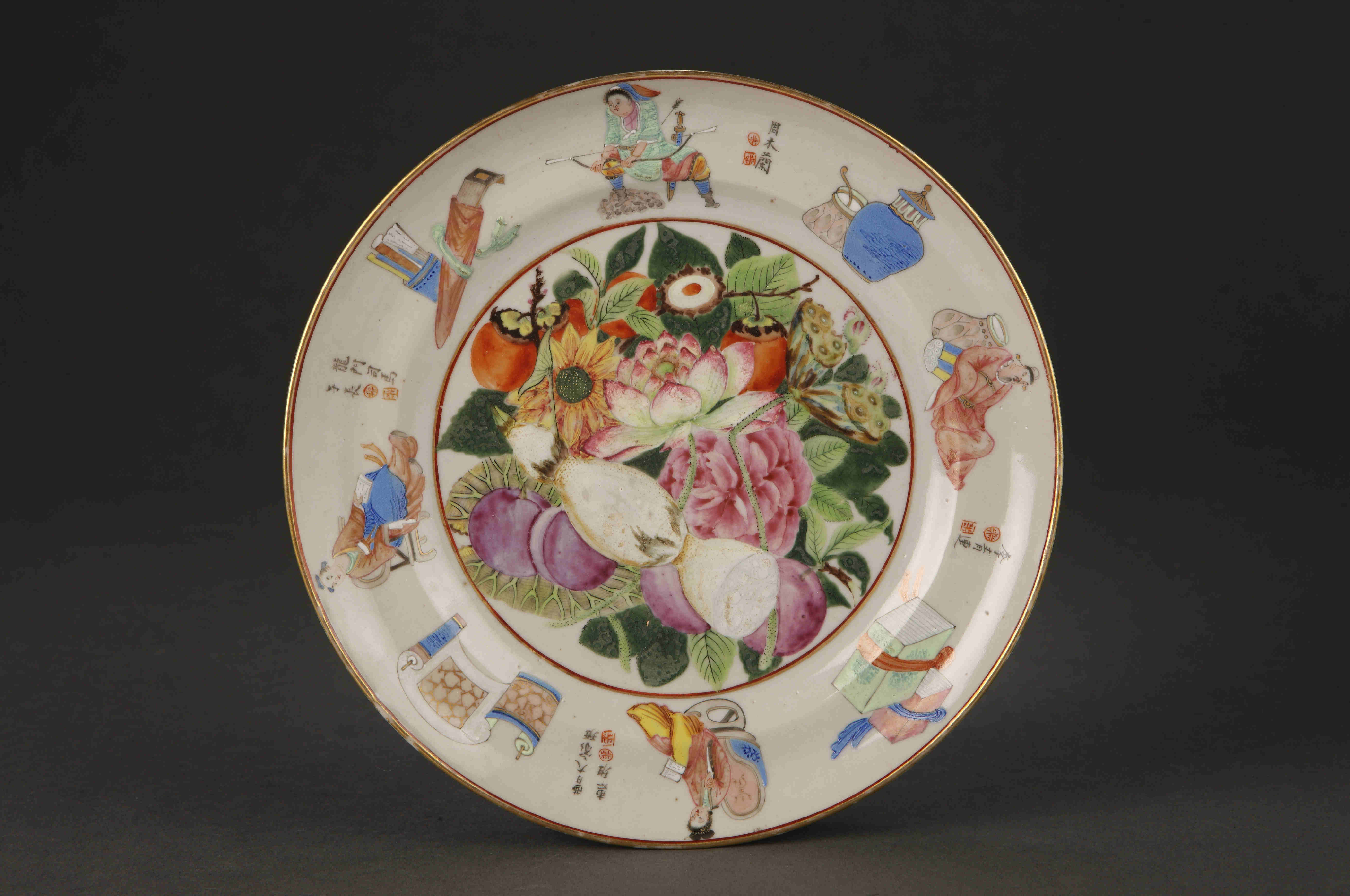 圖為清道光廣彩描金《無(wú)雙譜》花果紋碟。《無(wú)雙譜》又叫《南陵無(wú)雙譜》，記錄了由秦末至宋代1400多年間40位廣為中國(guó)人稱(chēng)道的傳奇英雄。該類(lèi)瓷器突出特點(diǎn)是既有繪畫(huà)，又有文字記載，文字主要記述所繪人物的姓名及生平事跡。（來(lái)源：廣州十三行博物館）