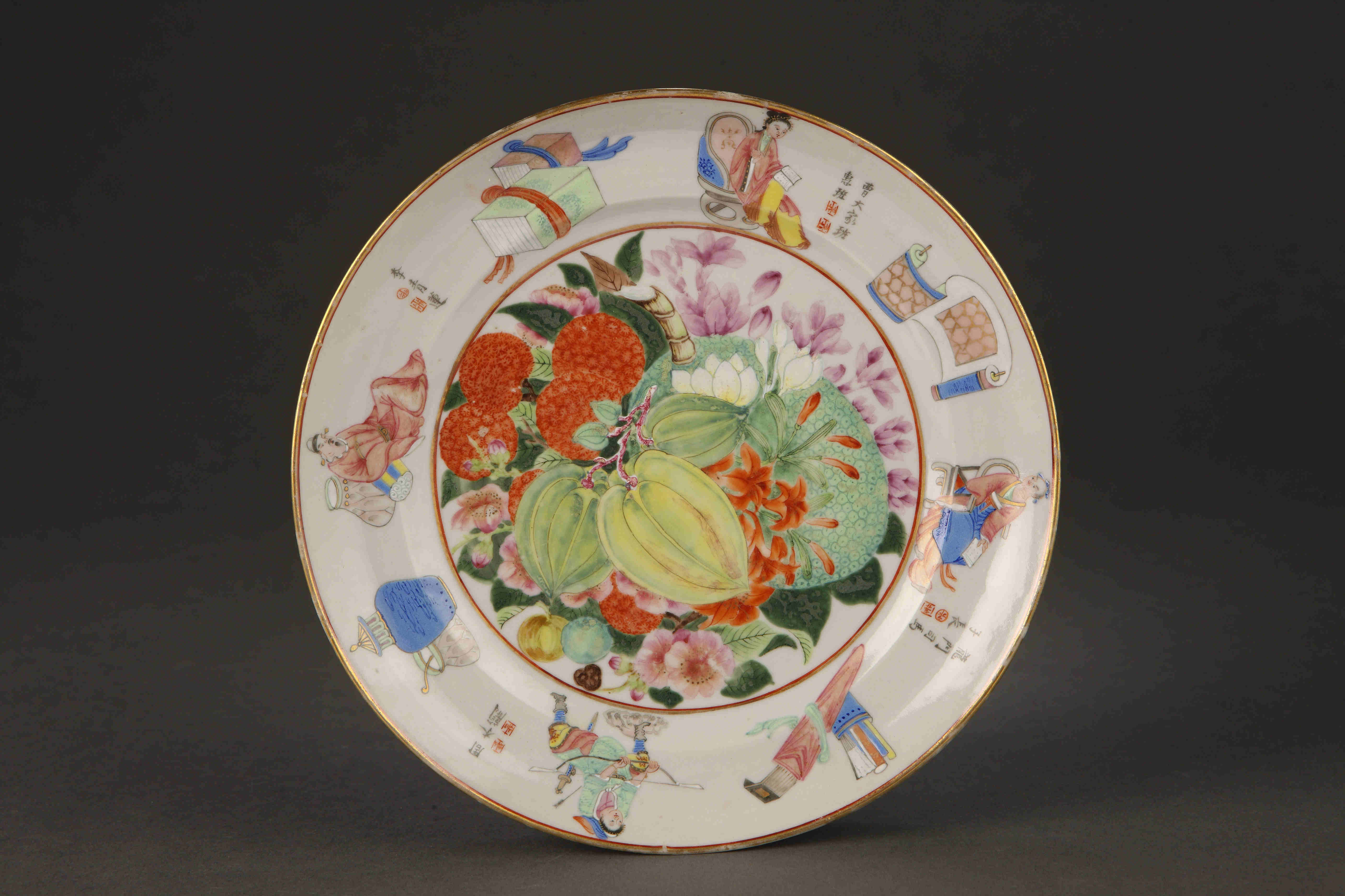 圖為清道光廣彩描金《無(wú)雙譜》花果紋碟。（來(lái)源：廣州十三行博物館）