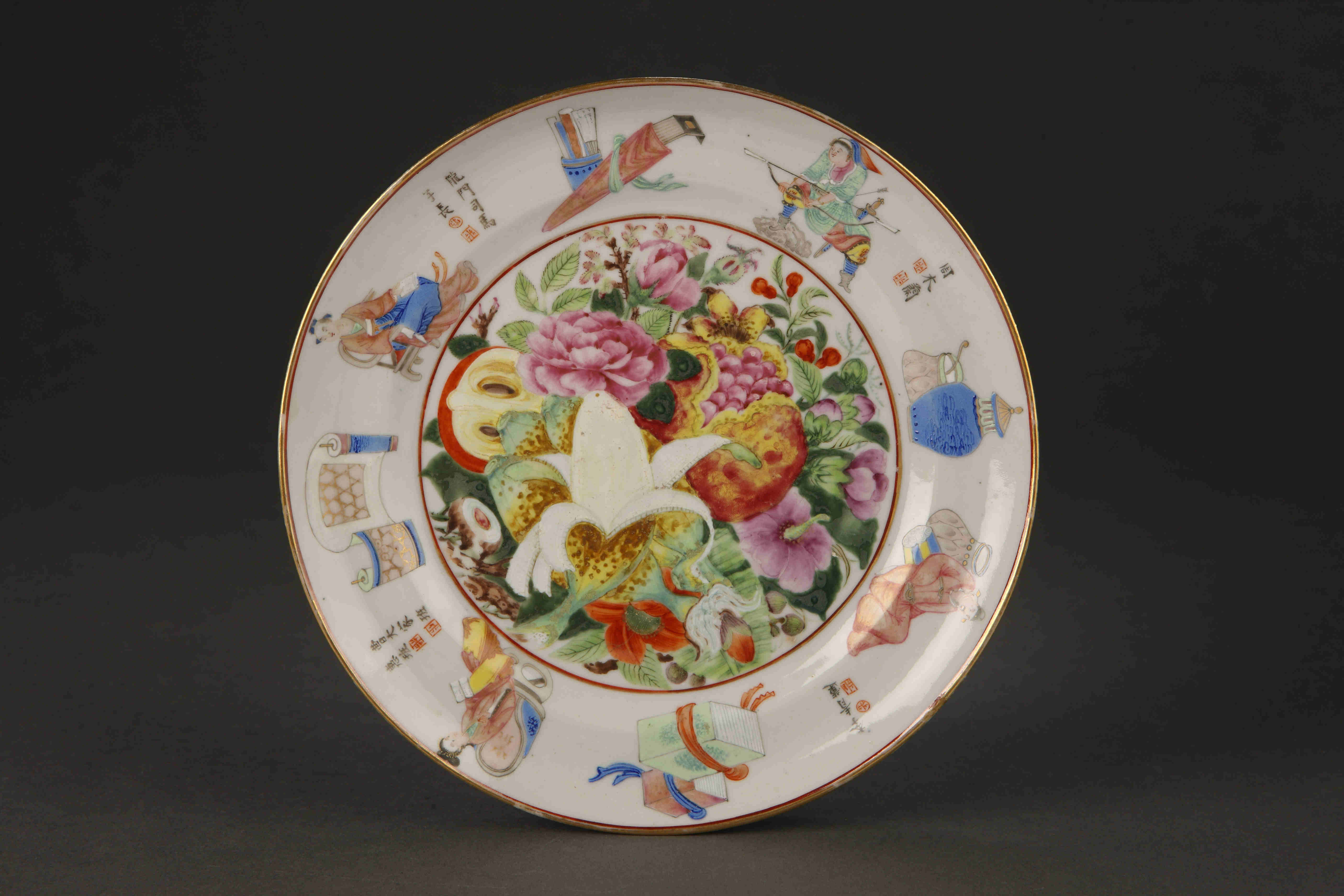 圖為清道光廣彩描金《無(wú)雙譜》花果紋碟。（來(lái)源：廣州十三行博物館）