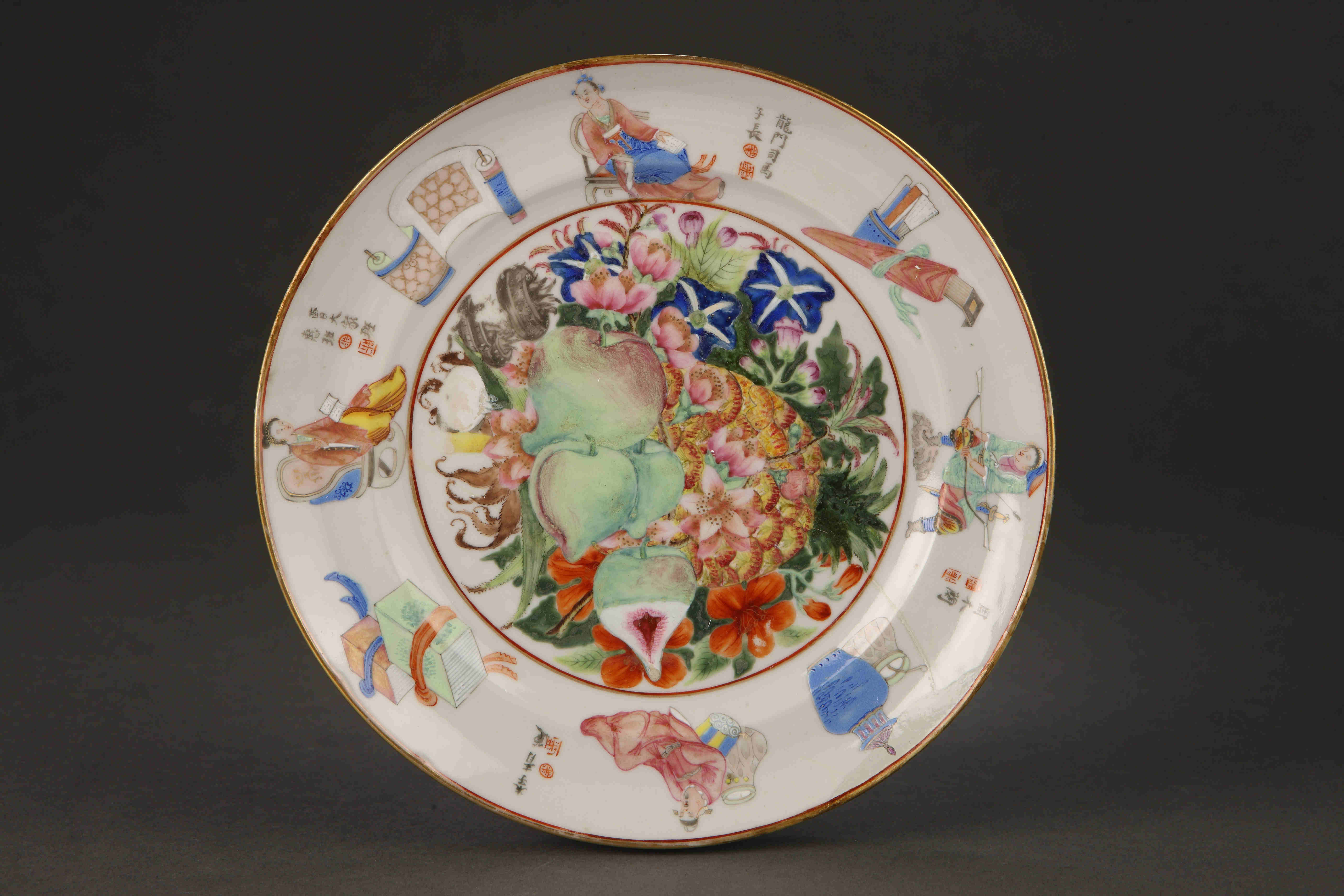 圖為清道光廣彩描金《無(wú)雙譜》花果紋碟。（來(lái)源：廣州十三行博物館）