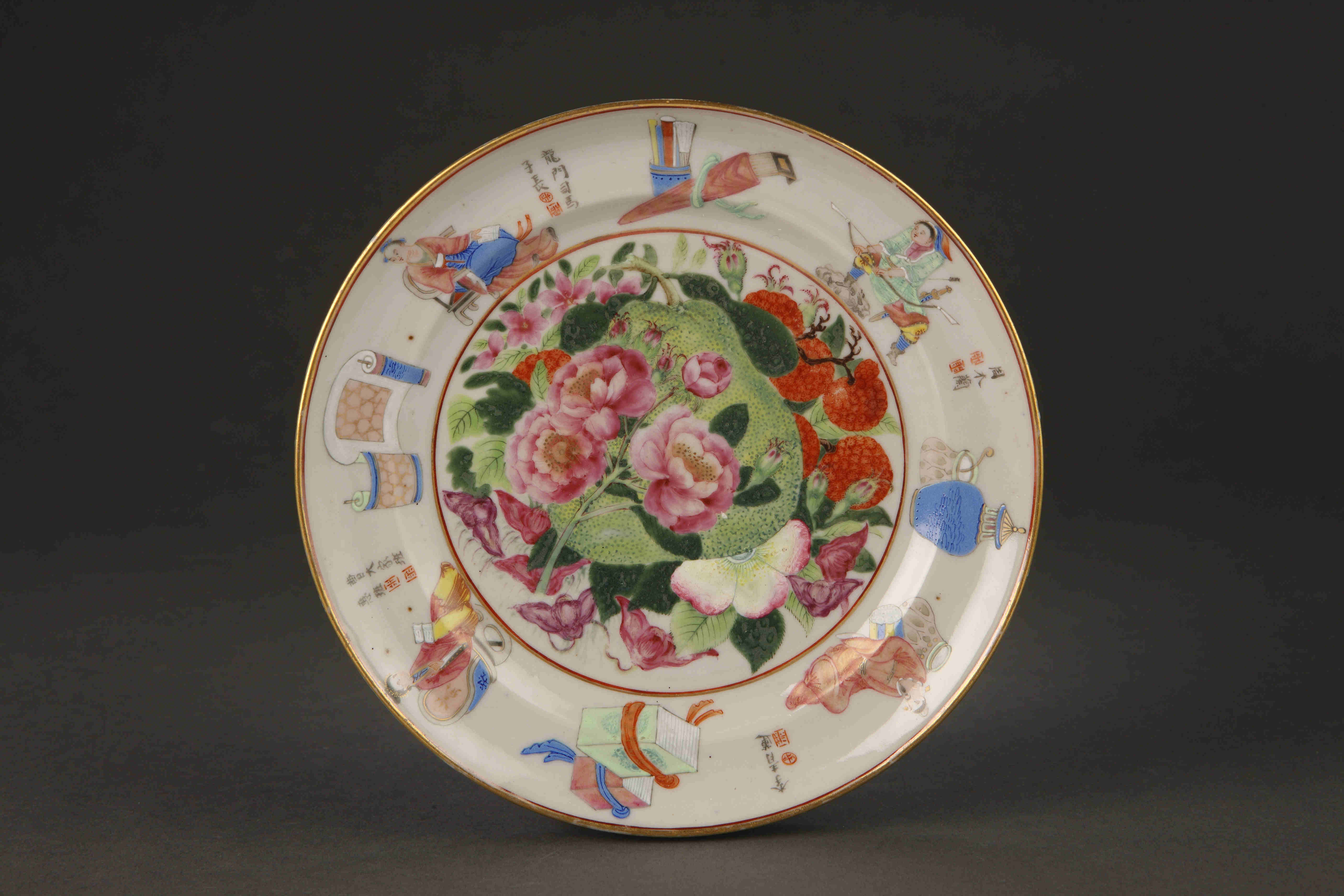 圖為清道光廣彩描金《無(wú)雙譜》花果紋碟。（來(lái)源：廣州十三行博物館）