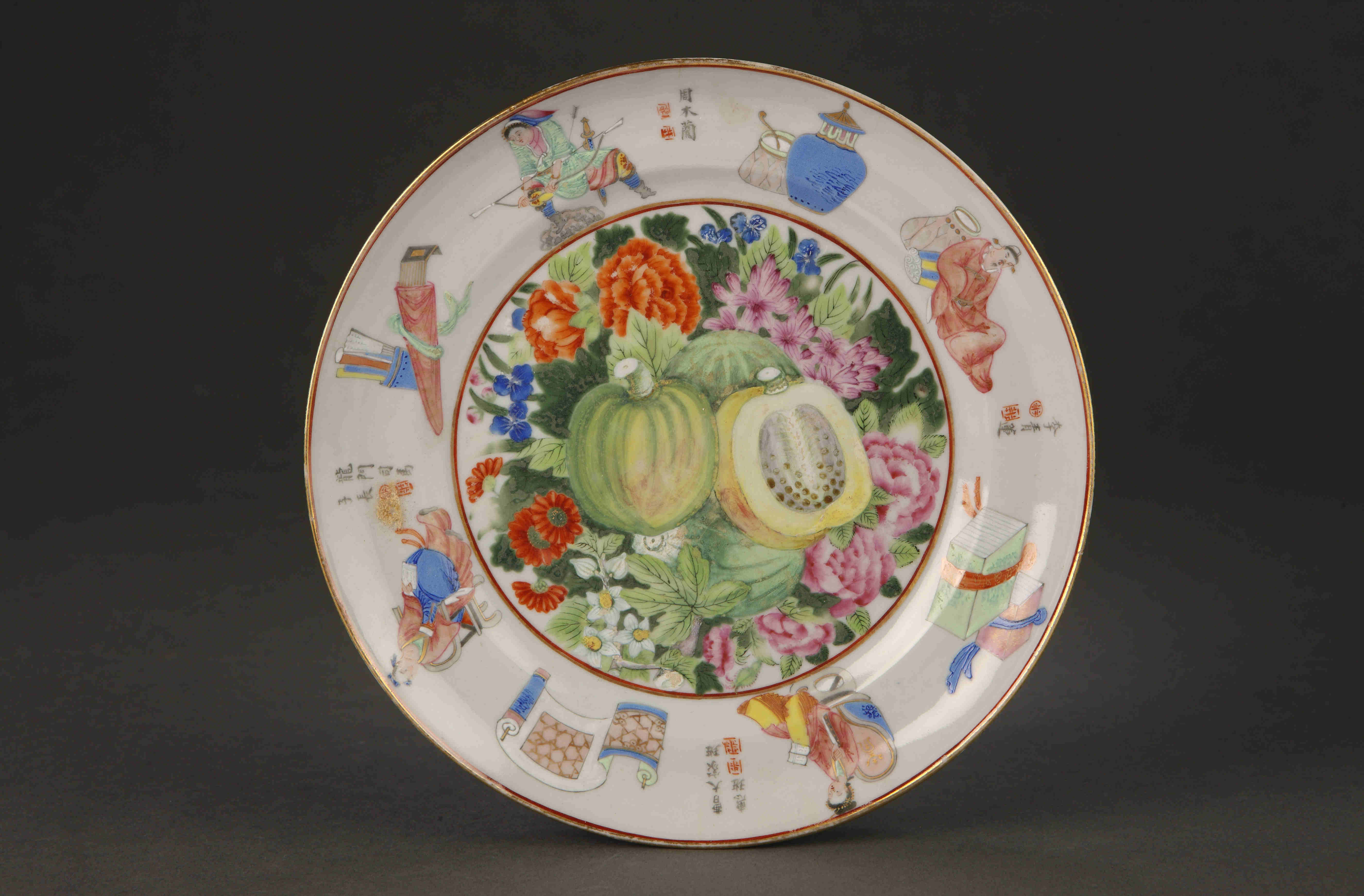 圖為清道光廣彩描金《無(wú)雙譜》花果紋碟。（來(lái)源：廣州十三行博物館）