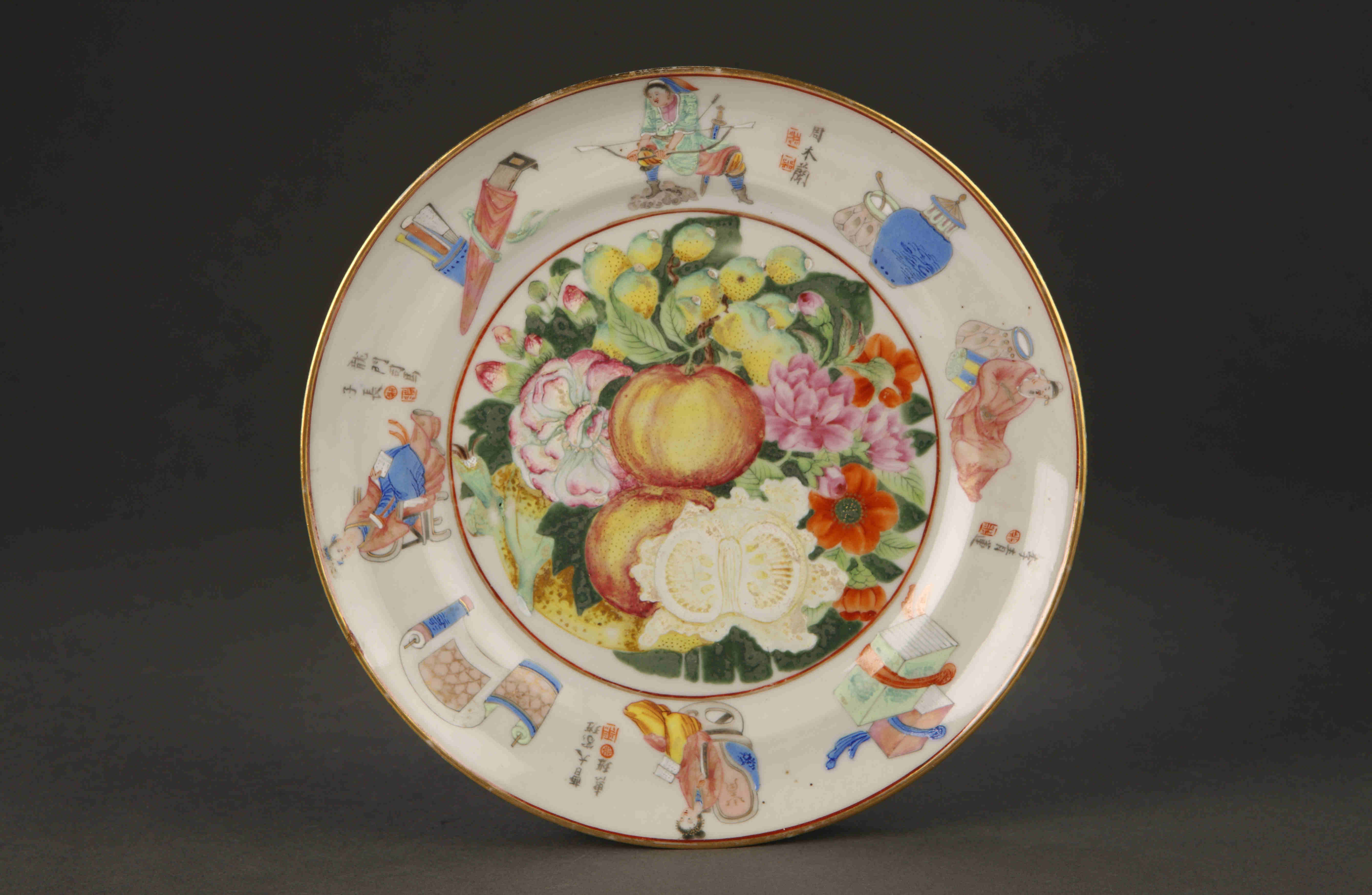 圖為清道光廣彩描金《無(wú)雙譜》花果紋碟。（來(lái)源：廣州十三行博物館）