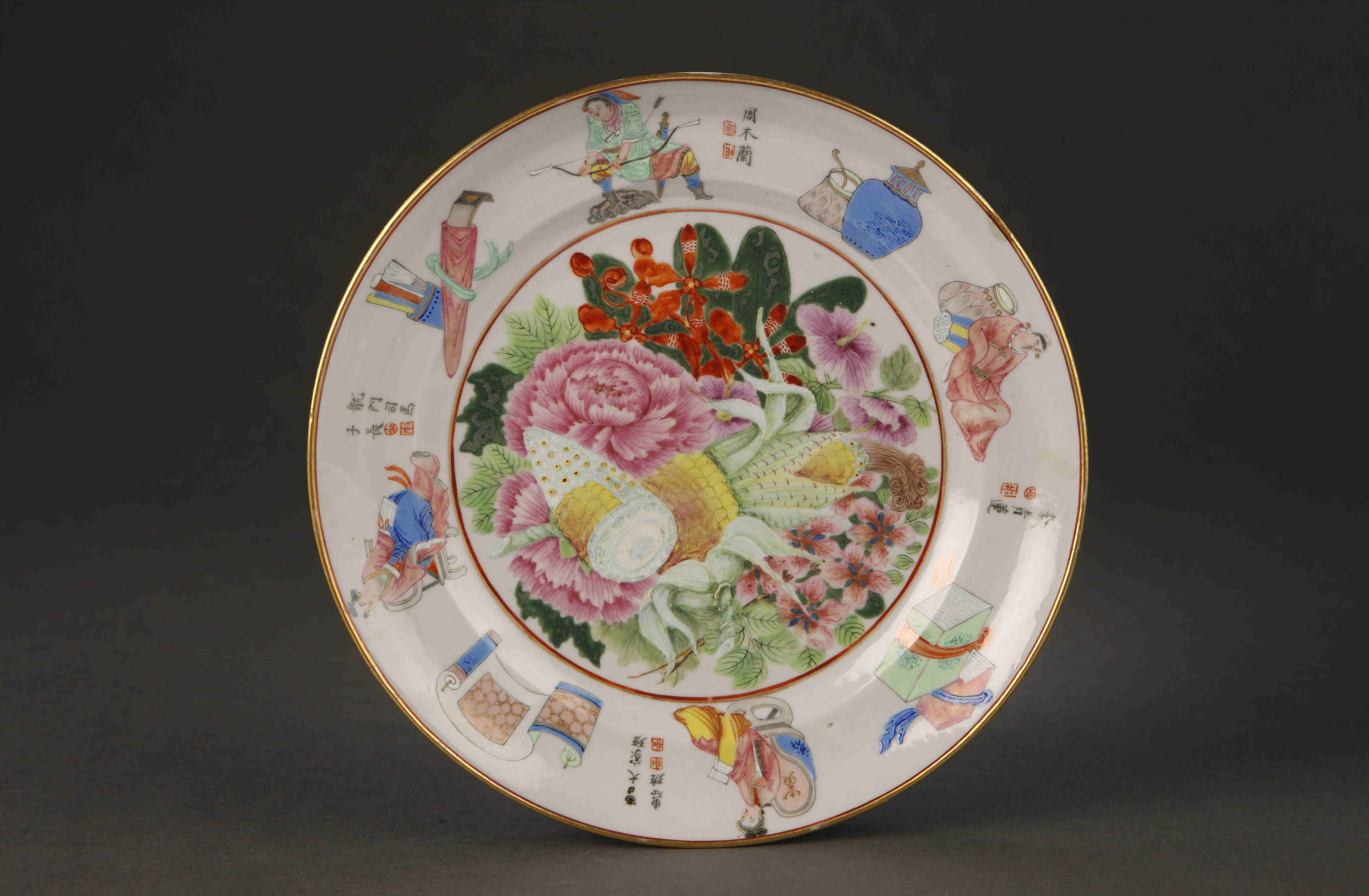 圖為清道光廣彩描金《無(wú)雙譜》花果紋碟。（來(lái)源：廣州十三行博物館）