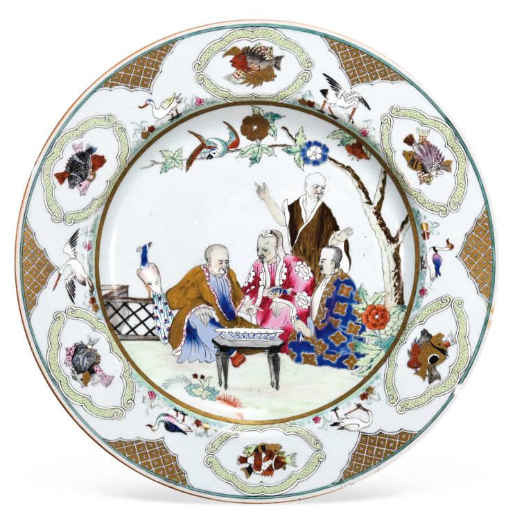 “外銷瓷”是指我國生產(chǎn)的，專門銷往國外的瓷器，清代“一口通商”時(shí)期，中國瓷器遠(yuǎn)銷歐美，對歐美人民生活影響深遠(yuǎn)。這一時(shí)期輸出的瓷器種類眾多，有粉彩、廣彩、青花、五彩等，器物造型及紋飾圖案既保留了中國制瓷藝術(shù)的傳統(tǒng)特征，又汲取了歐美的藝術(shù)精華，從而燒制出了大量精美的瓷器。圖為清中期廣彩人物紋大碟。（來源：廣州十三行博物館）