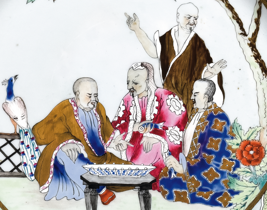 圖為清中期廣彩人物紋大碟細(xì)節(jié)圖，此碟紋飾是荷蘭著名設(shè)計(jì)師考納利斯. 普朗克（Cornelis Pronk）設(shè)計(jì)的“博士圖”。也有學(xué)者認(rèn)為該設(shè)計(jì)源自中國的“三酸圖”。蘇東坡曾與黃庭堅(jiān)、佛印禪師共同品嘗唐代名醋“桃花酸”，三人嘗醋后表情各不相同，從而代表了儒、釋、道的人生態(tài)度。儒家以為酸，佛家以為苦，道家以為甜。（來源：廣州十三行博物館）