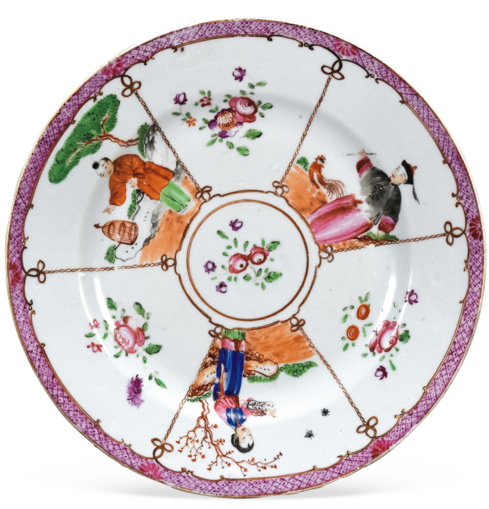 圖為清中期廣彩開光花卉人物紋碟。碟內(nèi)六個(gè)扇形開光分別繪人物、花卉紋，人物形象是廣彩常用紋飾圖案“滿大人合家歡”，只是此碟將合家歡圖案一分為三。（來源：廣州十三行博物館）