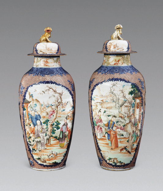 “外銷瓷”是指我國(guó)生產(chǎn)的，專門(mén)銷往國(guó)外的瓷器，清代“一口通商”時(shí)期，中國(guó)瓷器遠(yuǎn)銷歐美，對(duì)歐美人民生活影響深遠(yuǎn)。這一時(shí)期輸出的瓷器種類眾多，有粉彩、廣彩、青花、五彩等，器物造型及紋飾圖案既保留了中國(guó)制瓷藝術(shù)的傳統(tǒng)特征，又汲取了歐美的藝術(shù)精華，從而燒制出了大量精美的瓷器。圖為清中期廣彩青花錦地描金庭院人物紋獅鈕蓋瓶。（來(lái)源：廣州十三行博物館）