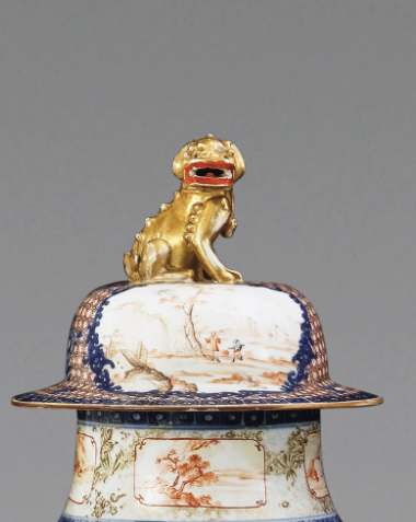 圖為清中期廣彩青花錦地描金庭院人物紋獅鈕蓋瓶細(xì)節(jié)圖，獅形鈕蓋。（來(lái)源：廣州十三行博物館）