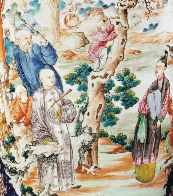 圖為清中期廣彩青花錦地描金庭院人物紋獅鈕蓋瓶細(xì)節(jié)圖，腹部開(kāi)窗繪“滿大人”圖案，人物表情生動(dòng)，繪畫(huà)借鑒西洋技法，富有立體感。“滿大人”圖案是當(dāng)時(shí)外銷瓷上較為流行的圖案，多為輕松歡愉、充滿親情的庭院生活場(chǎng)景。（來(lái)源：廣州十三行博物館）