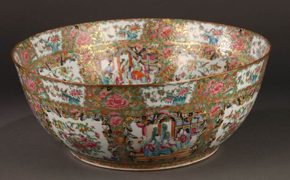 圖為清光緒廣彩描金開(kāi)光花鳥(niǎo)人物紋潘趣大碗。外腹部以蝴蝶紋開(kāi)窗間隔繪庭院仕女圖、花鳥(niǎo)圖，內(nèi)壁亦開(kāi)窗繪庭院仕女圖、花鳥(niǎo)圖，碗心主題紋飾與內(nèi)壁相同，紋飾繁密，色澤艷麗。以濃烈的大紅、大綠、大金作色彩是典型的晚清廣彩裝飾風(fēng)格。（來(lái)源：廣州十三行博物館）