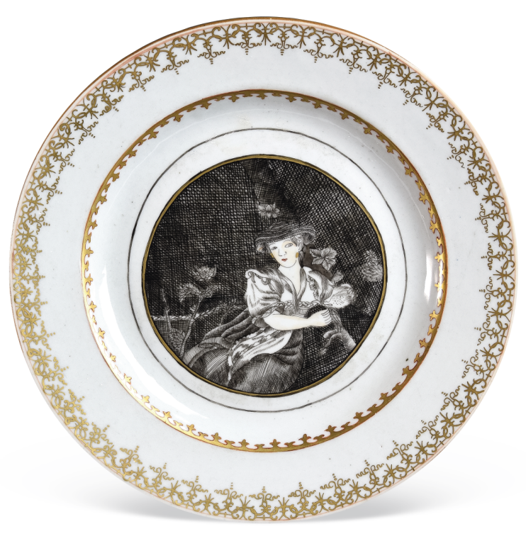 “外銷(xiāo)瓷”是指我國(guó)生產(chǎn)的，專(zhuān)門(mén)銷(xiāo)往國(guó)外的瓷器，清代“一口通商”時(shí)期，中國(guó)瓷器遠(yuǎn)銷(xiāo)歐美，對(duì)歐美人民生活影響深遠(yuǎn)。這一時(shí)期輸出的瓷器種類(lèi)眾多，有粉彩、廣彩、青花、五彩等，器物造型及紋飾圖案既保留了中國(guó)制瓷藝術(shù)的傳統(tǒng)特征，又汲取了歐美的藝術(shù)精華，從而燒制出了大量精美的瓷器。圖為清乾隆墨彩描金西方女性圖碟。（來(lái)源：廣州十三行博物館）