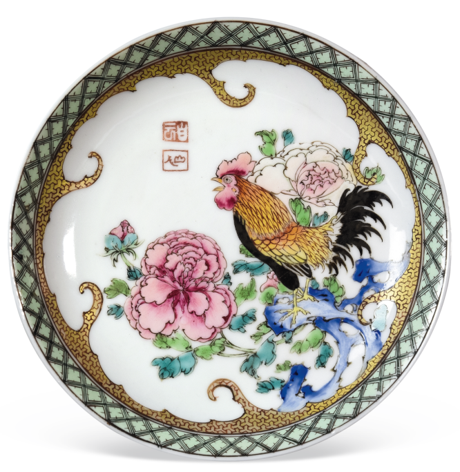 圖為清雍正廣彩“白云山人”碟。（來(lái)源：廣州十三行博物館）