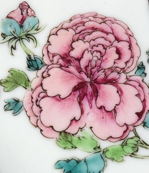 圖為清雍正廣彩“白云山人”碟細(xì)節(jié)圖，盛開(kāi)的牡丹花。（來(lái)源：廣州十三行博物館）