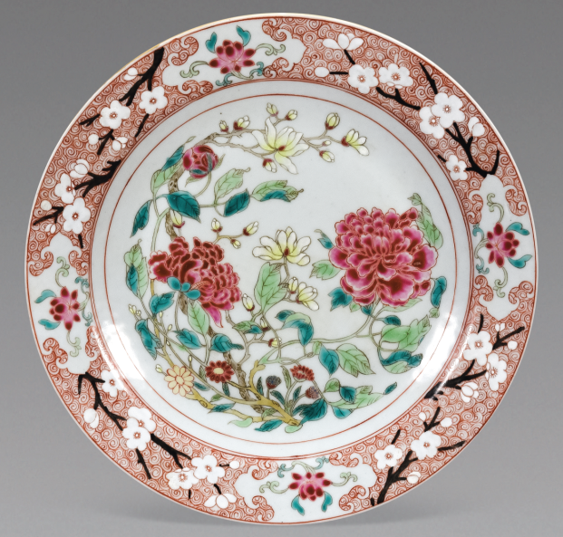 圖為清代粉彩花卉紋碟，碟沿以梅花祥云紋作地，對稱開四窗，內(nèi)繪荷花圖。此碟色彩鮮艷、構(gòu)圖飽滿，畫工嫻熟。（來源：廣州十三行博物館）