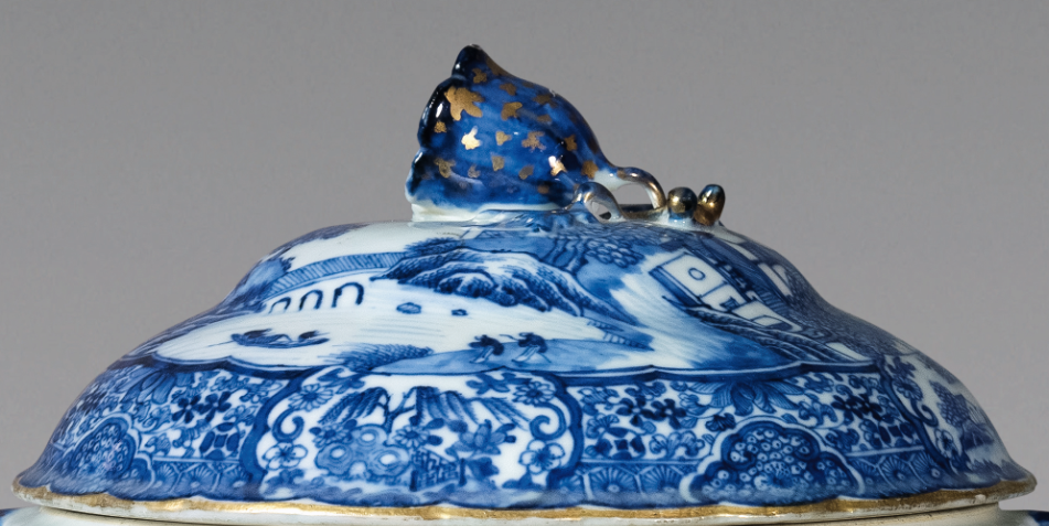 圖為清中期青花庭院山水紋花鈕蓋盅細(xì)節(jié)圖，盅蓋面繪亭臺樓閣花卉風(fēng)景紋。（來源：廣州十三行博物館）