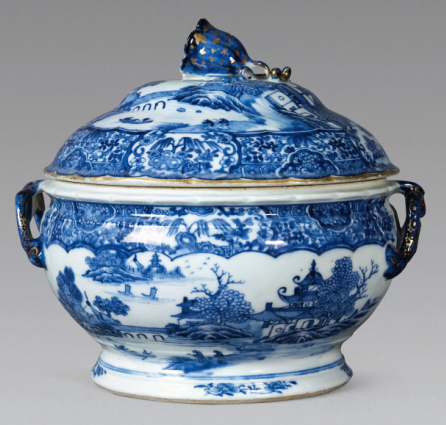 “外銷瓷”是指我國生產(chǎn)的，專門銷往國外的瓷器，清代“一口通商”時期，中國瓷器遠(yuǎn)銷歐美，對歐美人民生活影響深遠(yuǎn)。這一時期輸出的瓷器種類眾多，有粉彩、廣彩、青花、五彩等，器物造型及紋飾圖案既保留了中國制瓷藝術(shù)的傳統(tǒng)特征，又汲取了歐美的藝術(shù)精華，從而燒制出了大量精美的瓷器。圖為清中期青花庭院山水紋花鈕蓋盅。（來源：廣州十三行博物館）