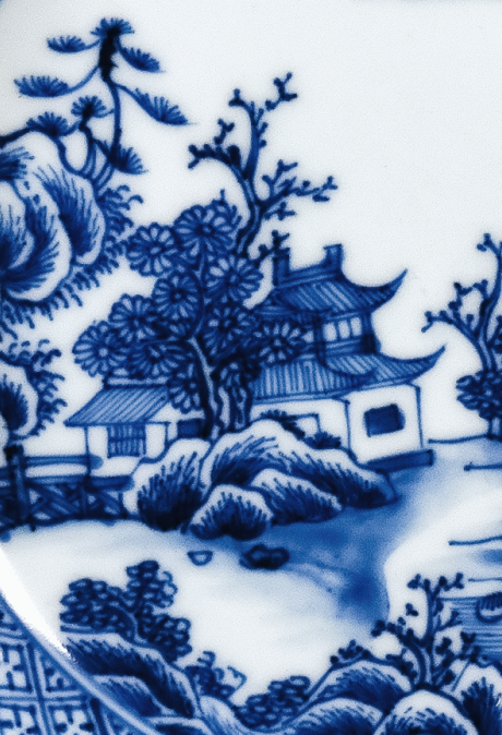 圖為清代青花山水樓閣紋碟細(xì)節(jié)圖，此碟圖案清新，格調(diào)高遠(yuǎn)，給人以恬靜清雅之感。（來源：廣州十三行博物館）