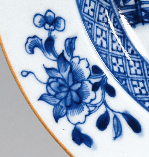 圖為清代青花山水樓閣紋碟細(xì)節(jié)圖，碟沿為青花繪折枝花卉圖。（來源：廣州十三行博物館）