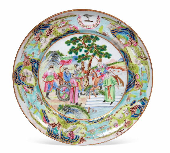 “外銷瓷”是指我國生產(chǎn)的，專門銷往國外的瓷器，清代“一口通商”時(shí)期，中國瓷器遠(yuǎn)銷歐美，對(duì)歐美人民生活影響深遠(yuǎn)。這一時(shí)期輸出的瓷器種類眾多，有粉彩、廣彩、青花、五彩等，器物造型及紋飾圖案既保留了中國制瓷藝術(shù)的傳統(tǒng)特征，又汲取了歐美的藝術(shù)精華，從而燒制出了大量精美的瓷器。圖為清嘉慶廣彩山水人物紋章碟。（來源：廣州十三行博物館）