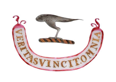 圖為清嘉慶廣彩山水人物紋章碟細(xì)節(jié)圖，頂部繪英國沃特豪斯（Waterhouse）家族紋章。（來源：廣州十三行博物館）