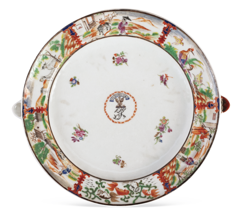 圖為清嘉慶廣彩描金花卉人物紋章溫盤，盤沿兩側(cè)對(duì)稱置半圓形注水口。外邊飾為鄉(xiāng)村風(fēng)景紋，盤心繪紋章，四周繪六組折枝花卉圍繞。溫盤又稱暖盤，使用時(shí)將熱水由孔注入，使盛入淺盤的食物保溫，達(dá)到防冷溫?zé)岬男Ч＃▉碓矗簭V州十三行博物館）