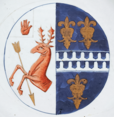 圖為清康熙Decker家族和Watkins家族聯(lián)姻紋章大盤細(xì)節(jié)圖，盤心繪英國德克爾（Decker）和沃特金斯（Watkins）家族紋章。（來源：廣州十三行博物館）