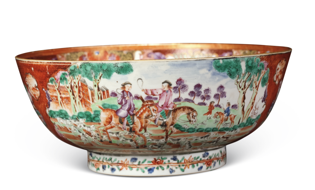 圖為清乾隆廣彩錦地開光洋人狩獵圖潘趣碗。外壁以錦地紋作地，對稱開光繪兩幅洋人狩獵圖，另開兩窗繪中式庭院人物圖，圈足飾花卉紋一周。（來源：廣州十三行博物館）