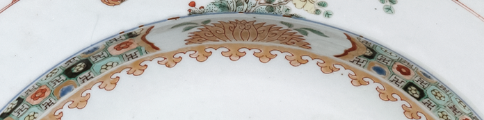 圖為清康熙Decker家族和Watkins家族聯(lián)姻紋章大盤細(xì)節(jié)圖，內(nèi)圈金彩飾瓔珞紋。（來源：廣州十三行博物館）