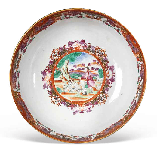 圖為清乾隆廣彩錦地開光洋人狩獵圖潘趣碗俯視圖，該碗紋飾中西結(jié)合，色彩豐富艷麗，是乾隆時期廣彩的典型風(fēng)格。（來源：廣州十三行博物館）