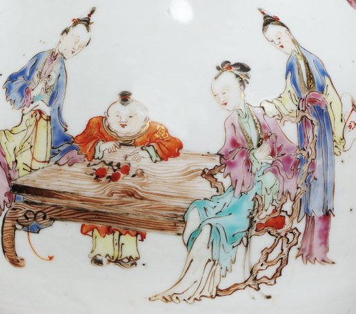 圖為清雍正廣彩人物紋長頸瓶細節(jié)圖，腹部繪仕女嬰戲圖。此器胎體潔白，畫工精美，色澤鮮明。（來源：廣州十三行博物館）