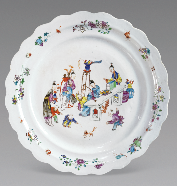 圖為清雍正廣彩嬰戲紋花口碟，通碟施白釉，碟沿對稱繪四組折枝花卉。（來源：廣州十三行博物館）