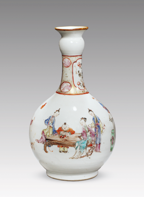 “外銷瓷”是指我國生產(chǎn)的，專門銷往國外的瓷器，清代“一口通商”時期，中國瓷器遠銷歐美，對歐美人民生活影響深遠。這一時期輸出的瓷器種類眾多，有粉彩、廣彩、青花、五彩等，器物造型及紋飾圖案既保留了中國制瓷藝術的傳統(tǒng)特征，又汲取了歐美的藝術精華，從而燒制出了大量精美的瓷器。圖為清雍正廣彩人物紋長頸瓶。（來源：廣州十三行博物館）