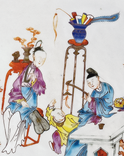 圖為清雍正廣彩嬰戲紋花口碟細節(jié)圖，碟心繪人物嬰戲圖，人物形象逼真，色彩艷麗，栩栩如生。（來源：廣州十三行博物館）