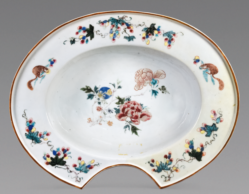 “外銷瓷”是指我國生產的，專門銷往國外的瓷器，清代“一口通商”時期，中國瓷器遠銷歐美，對歐美人民生活影響深遠。這一時期輸出的瓷器種類眾多，有粉彩、廣彩、青花、五彩等，器物造型及紋飾圖案既保留了中國制瓷藝術的傳統(tǒng)特征，又汲取了歐美的藝術精華，從而燒制出了大量精美的瓷器。圖為清中期粉彩花卉紋剃須盤。（來源：廣州十三行博物館）