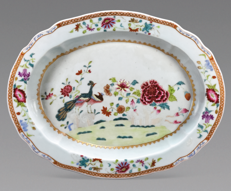 圖為清乾隆粉彩孔雀牡丹紋橢圓盤，盤沿繪四組折枝花卉圖，盤心以金彩繪瓔珞紋一周，繪孔雀牡丹紋，孔雀展屏與怒放的牡丹相映成彰，寓意吉祥如意，大富大貴。（來源：廣州十三行博物館）
