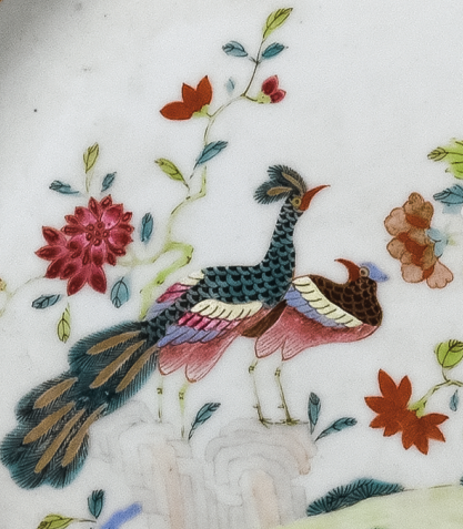 圖為清乾隆粉彩孔雀牡丹紋橢圓盤細節(jié)圖。（來源：廣州十三行博物館）