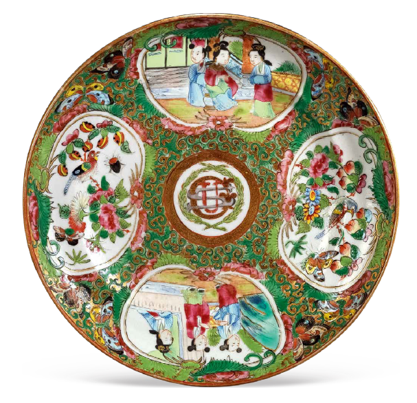 “外銷瓷”是指我國(guó)生產(chǎn)的，專門銷往國(guó)外的瓷器，清代“一口通商”時(shí)期，中國(guó)瓷器遠(yuǎn)銷歐美，對(duì)歐美人民生活影響深遠(yuǎn)。這一時(shí)期輸出的瓷器種類眾多，有粉彩、廣彩、青花、五彩等，器物造型及紋飾圖案既保留了中國(guó)制瓷藝術(shù)的傳統(tǒng)特征，又汲取了歐美的藝術(shù)精華，從而燒制出了大量精美的瓷器。圖為清末廣彩“USG”花鳥(niǎo)人物紋小碟。（來(lái)源：廣州十三行博物館）