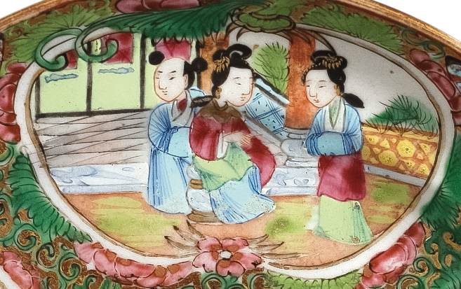 圖為清末廣彩“USG”花鳥(niǎo)人物紋小碟細(xì)節(jié)圖。（來(lái)源：廣州十三行博物館）